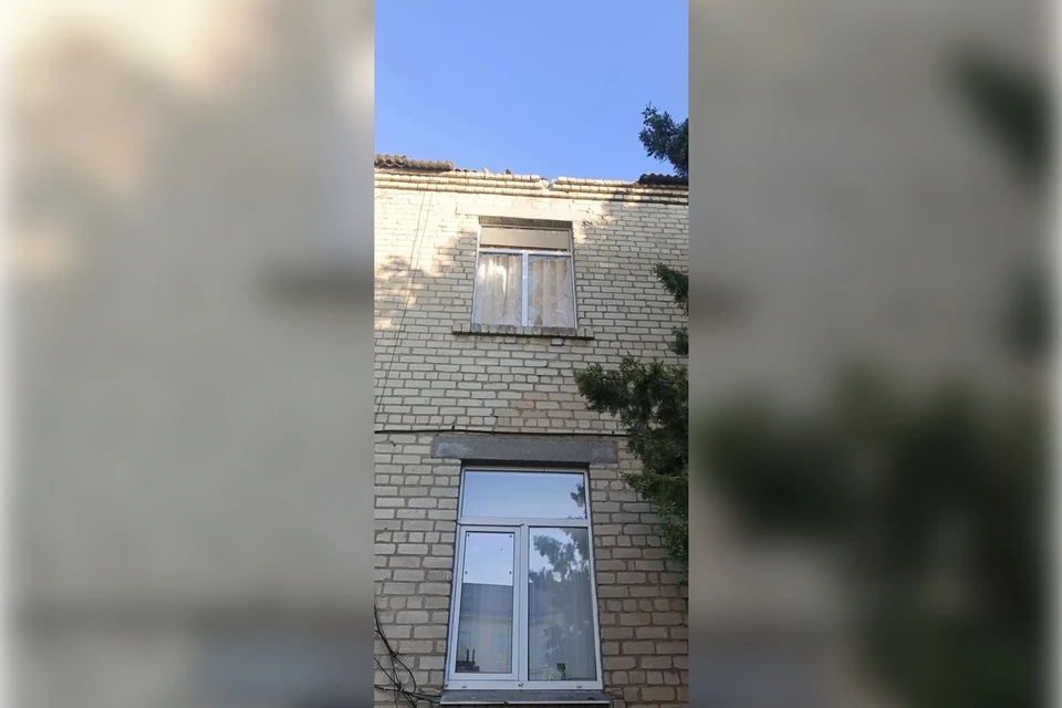 Дрон повредил здание начальной школы. Фото: Евгений Балицкий/МАХ