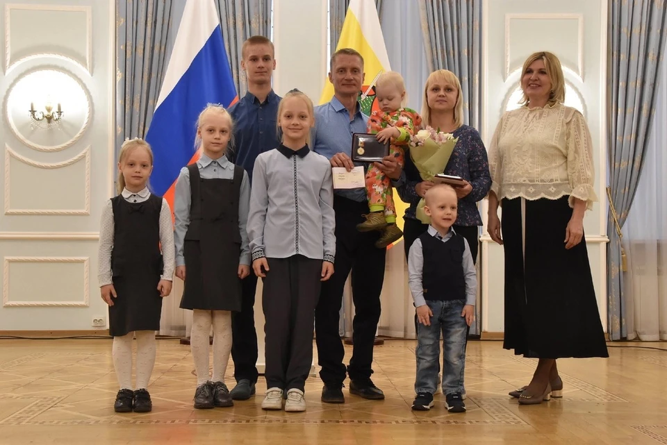 Кадры награждения семьи в мае 2024 года. Фото: правительство Рязанской области.