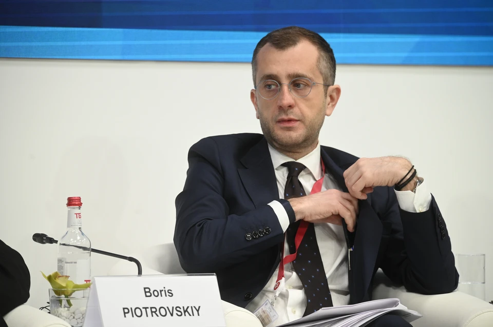 Рядом находятся могилы павших советских воинов.