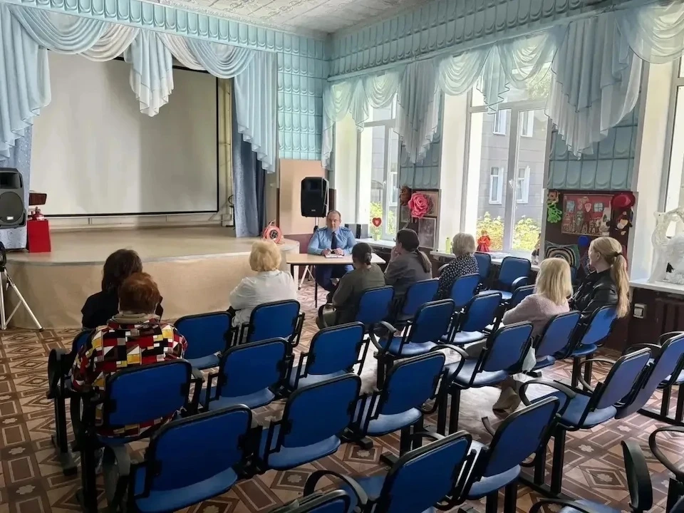 Во время приема граждане обратились к прокурору по вопросам начисления пенсий, содержания подъездной дороги и соблюдения природоохранных норм. Фото: МВД Тверской области.