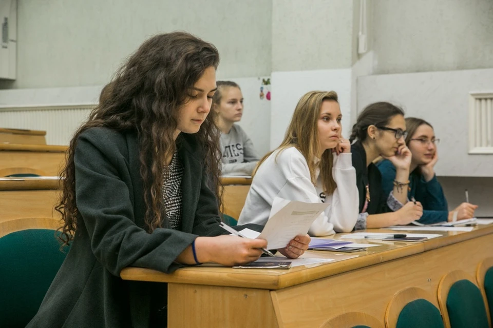 В РФ предложили отменить написание дипломных работ в вузах.
