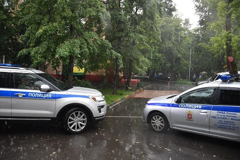 По адресу прибыли полицейские и скорая помощь — врачи констатировали смерть.
