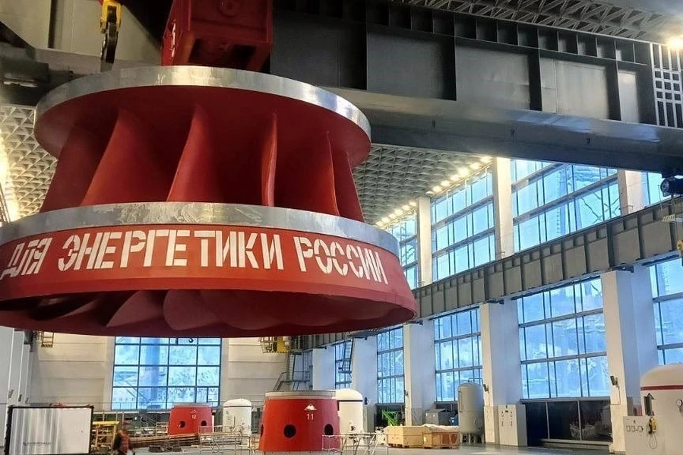 Установка нового рабочего колеса ГА №3. Фото: пресс-служба станции