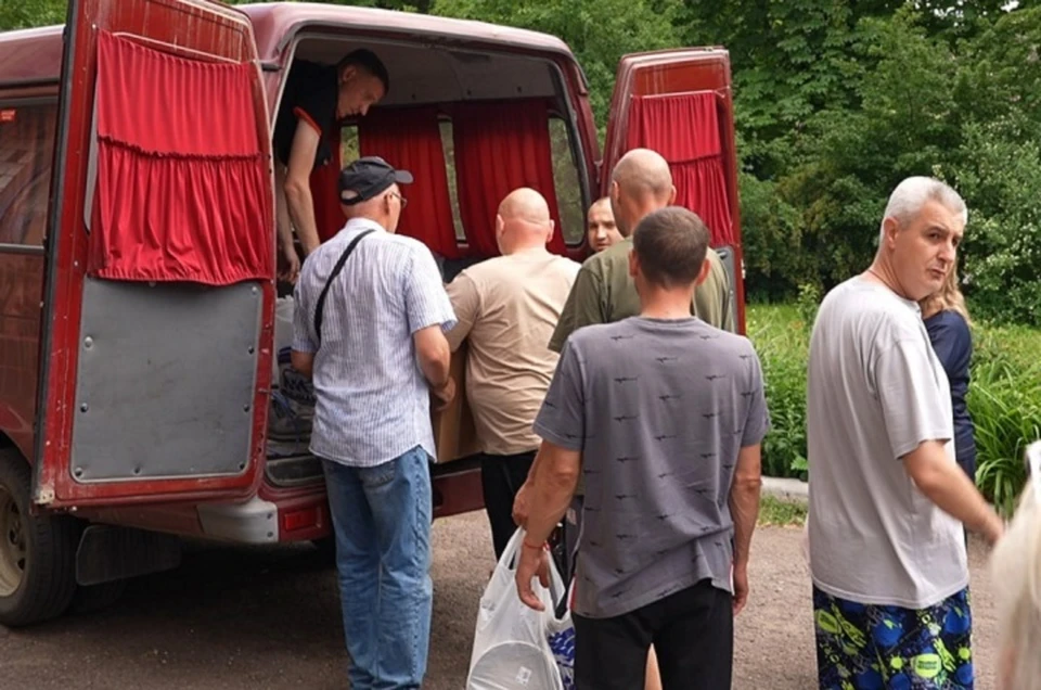 Постояльцам пункта временного размещения в Енакиево передали крупный гуманитарный груз. Фото: ЕР ДНР