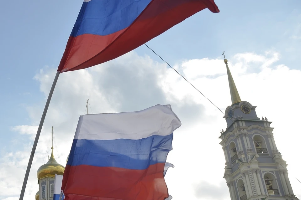 Тулу украсили государственным триколором ко Дню России.