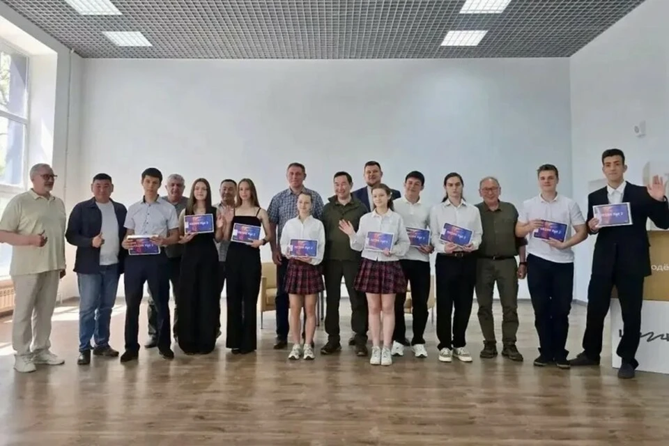 Глава Якутии Айсен Николаев поздравил золотых медалистов в школах Докучаевска. Фото: Представительство МИД России в Якутске