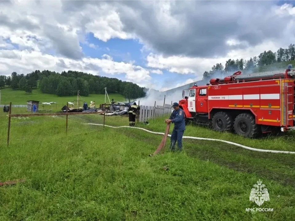 Следователи уже выехали на место и назначат несколько экспертиз, чтобы понять точную причину пожара и гибели детей.