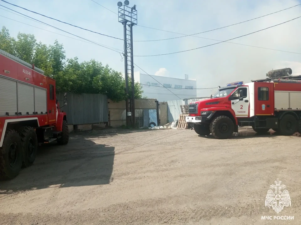 С возгоранием борются пожарные