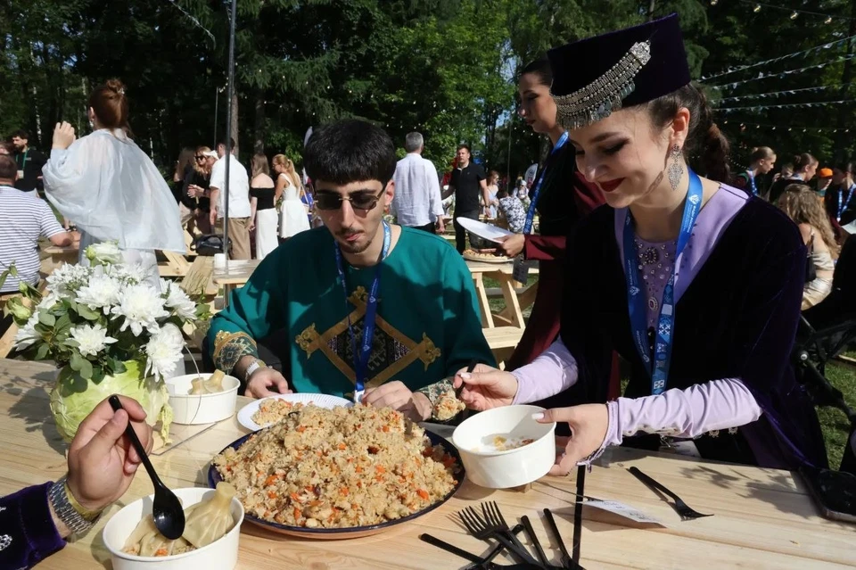 100-метровый стол блюдами национальных кухонь накрыли в парке "Швейцария"