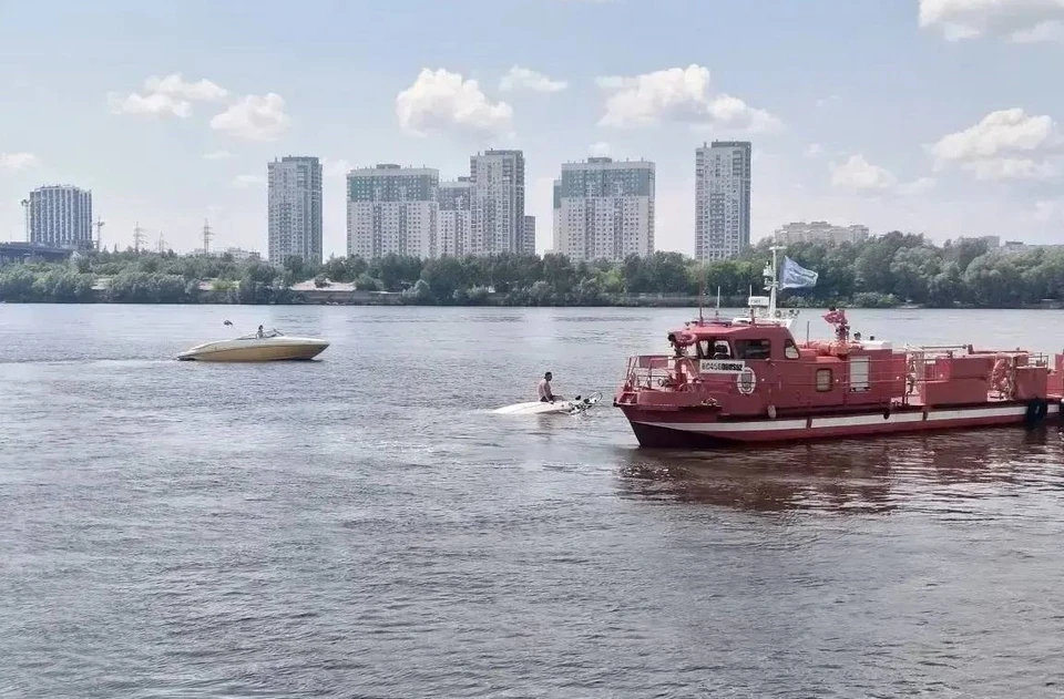 Двух человек спасли с тонущего катера у Молитовского моста в Нижнем Новгороде.