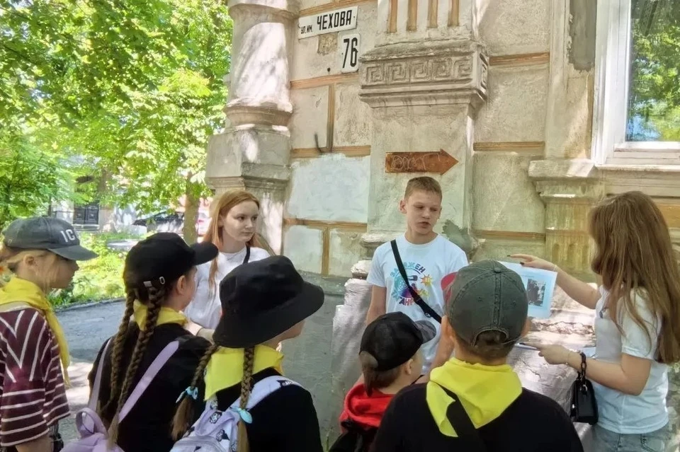 В Таганроге школьники стали гидами и проводят экскурсии для туристов. Фото: Управление информационной политики Правительства Ростовской области.