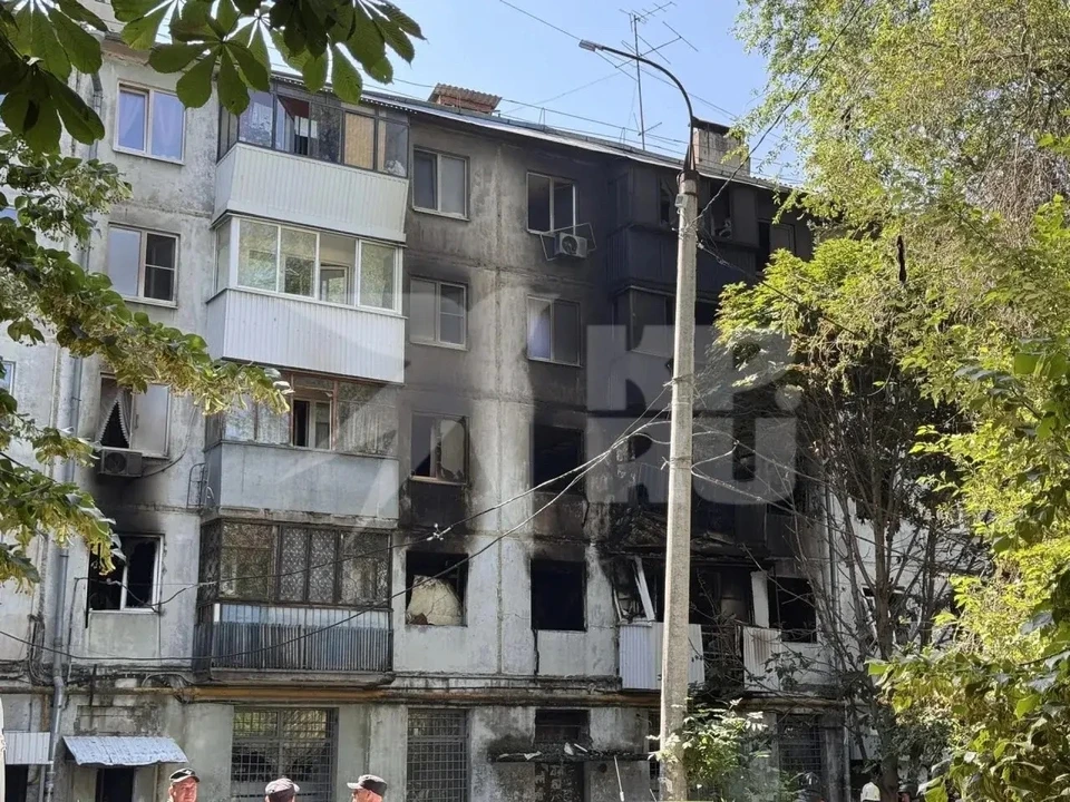 От ударной волны задрожали стены
