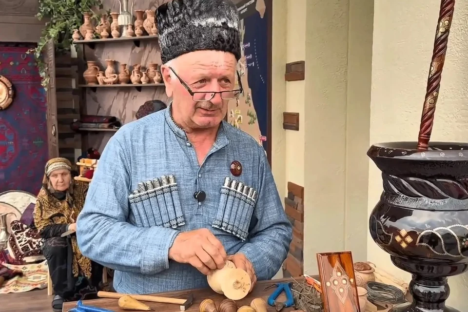 Магомедали Магомаев занимается насечкой всю жизнь. Фото: стоп-кадр видео минтуризма РД