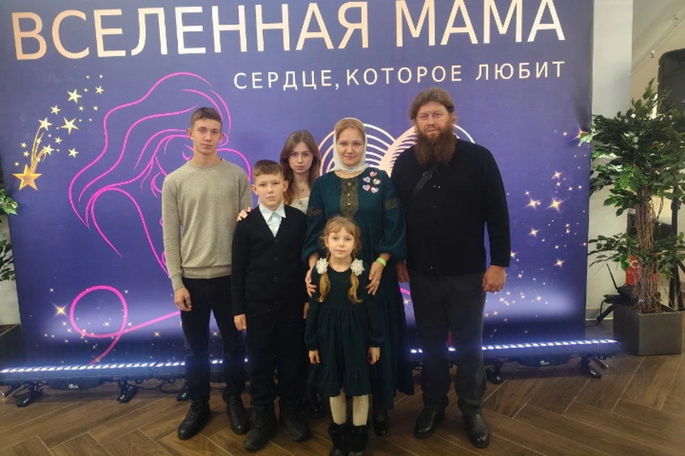 Многодетная семья протоиерея Михаила Лупенко живет в селе Благодатное Амвросиевского округа. Фото: Архив Минтруда ДНР