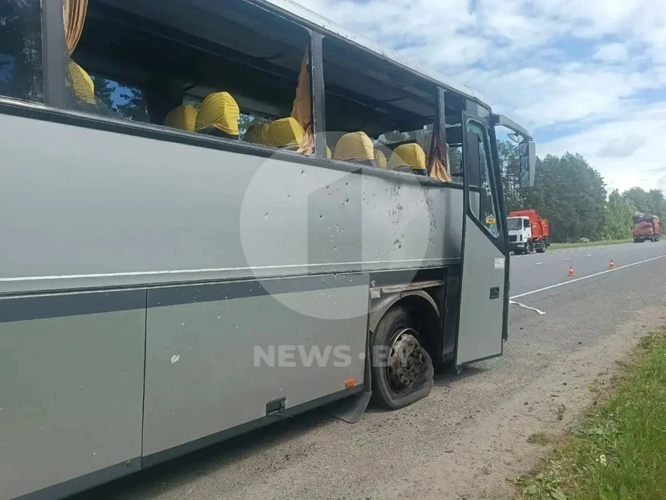 Появились фото белорусского автобуса, атакованного ВСУ в Брянской области. Фото: телеканал «Первый информационный».