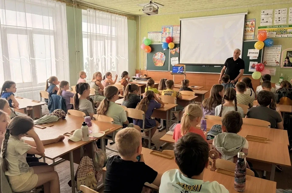 В рамках акции «Служу Отечеству» на базе одной из донецких школ состоялся «Урок мужества». Фото: Российское общество «Знание»