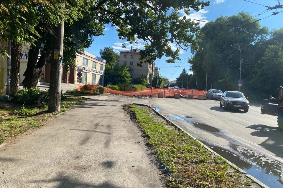 На указанном мэрией участке уже некоторое время разрыта часть дороги.