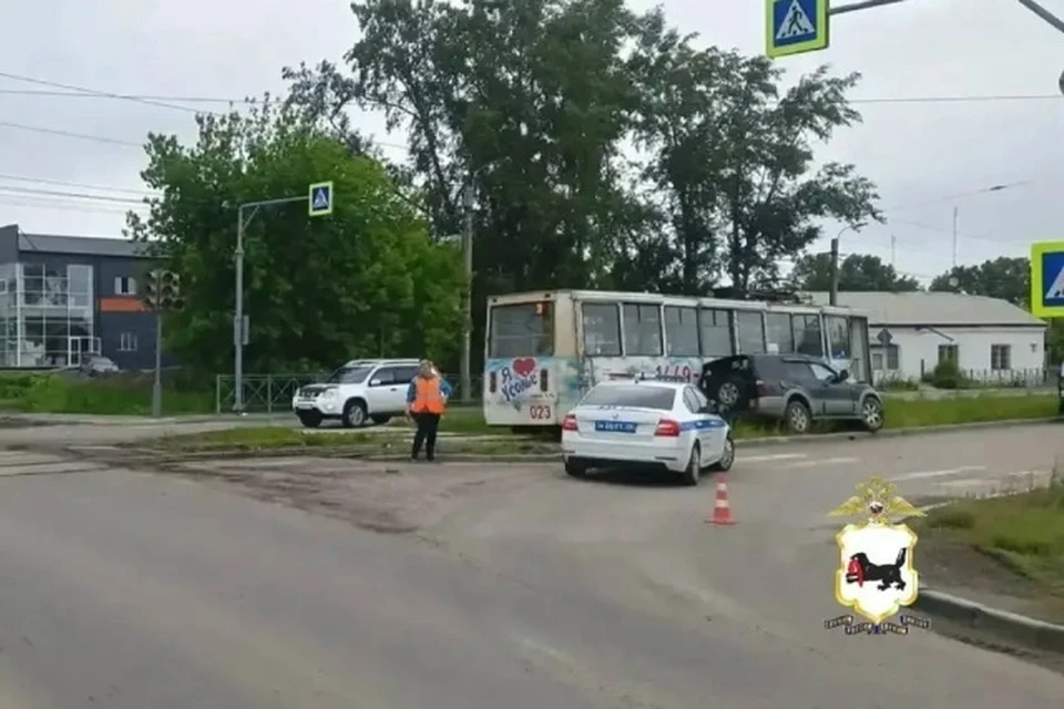 Внедорожник влетел в трамвай с пассажирами в Усолье-Сибирском.