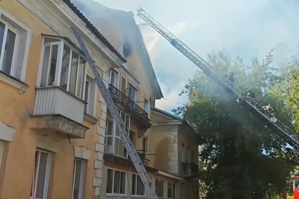 Все силы бросили на борьбу с огнем и спасение людей. Фото: ГУ МВД России по Новосибирской области