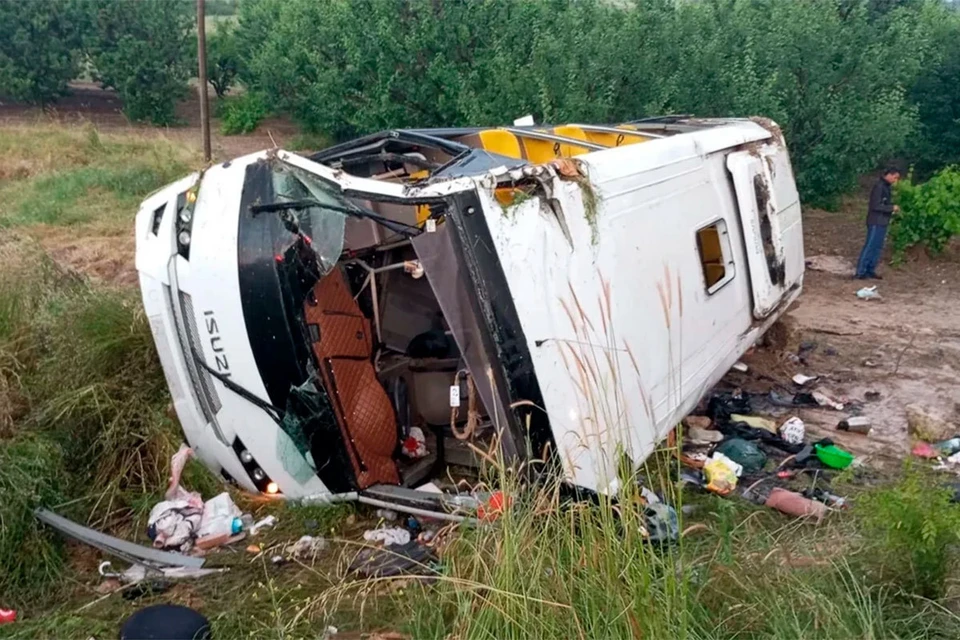 В Турции четыре человека погибли и еще 16 пострадали в результате ДТП с туристическим микроавтобусом в провинции Испарта. Фото: кадр видео Haber Global