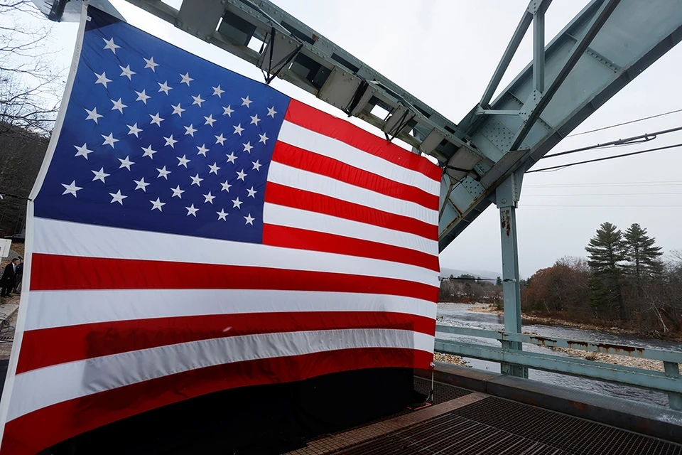 США атаковали судно, якобы принадлежащее наркоторговцам, погибли два человека.