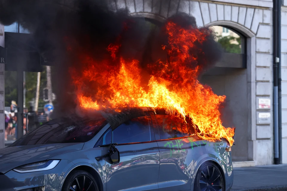В Киеве пьяный 15-летний подросток разбился на Tesla и снес несколько машин