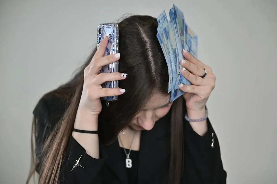 В Братске 18-летняя девушка попалась на уловку с фальшивыми курсами дизайна.