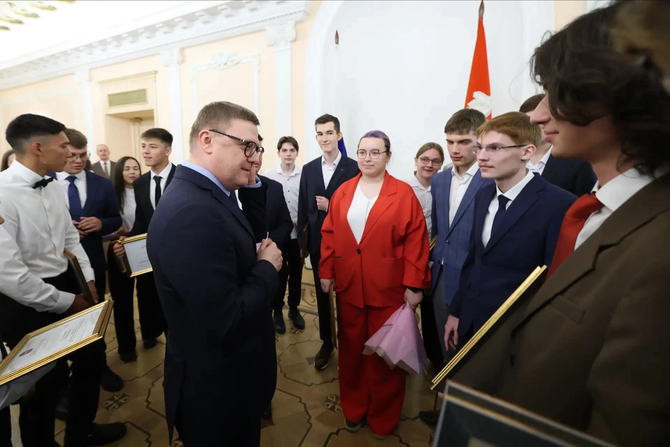 Алексей Текслер с победителями ВОШ.