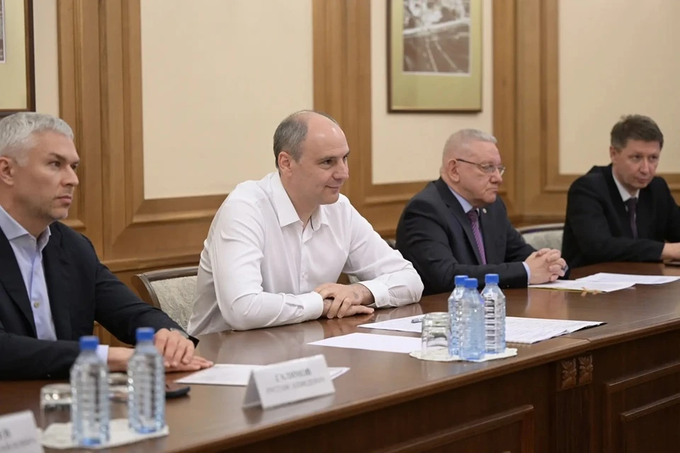 Денис Паслер и Рустам Галямов встретились с представителем дома на улице Раевского, 4. Фото: Департамент информационной политики Свердловской области