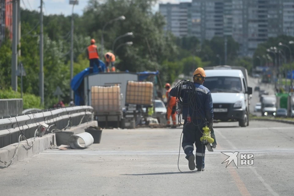 К новой рабочей неделе движение по Малышевскому мосту планируют полностью открыть