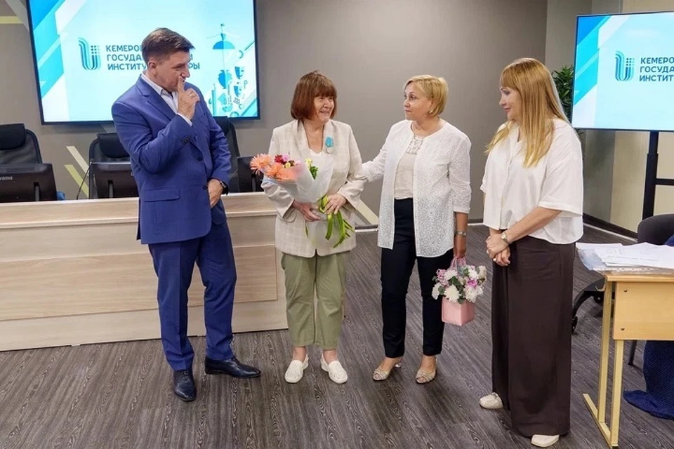 Людмила Ходанен принимает поздравления коллег. Фото - КемГИК.