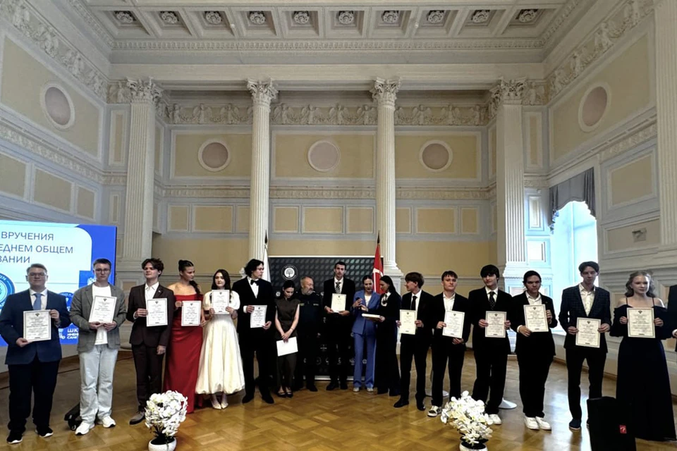 Выпускники получили дипломы, письма и памятные значки. Фото: https://t.me/radionovasg