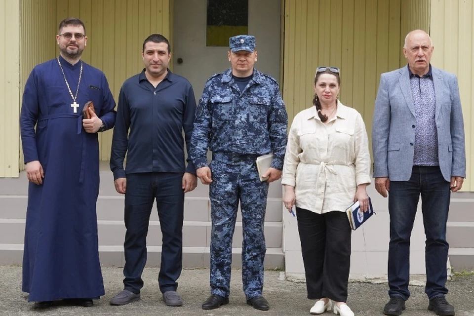 Гости проверили условия содержания, оценили, насколько обеспечены их базовые потребности и соблюдены положенные по закону гарантии. Фото: УФСИН по Ставропольскому краю.