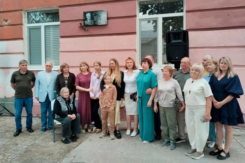 На открытии мемориальной доски присутствовали родные и близкие Николая Ивановича Фомина. Фото предоставлено ООО «Новокуйбышевский завод масел и присадок»
