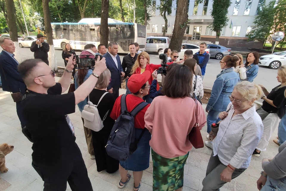 На вопросы экоактивистов ответил лично вице-мэр Уфы Сергей Кожевников. Фото: vk.com/archdefence_ufa