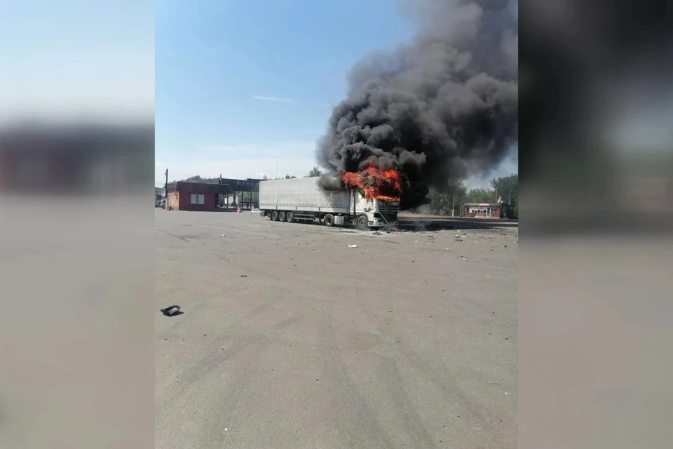 Белорусская фура сгорела при атаке БПЛА ВСУ на автобус в Брянской области 2 июля. Фото: news.by