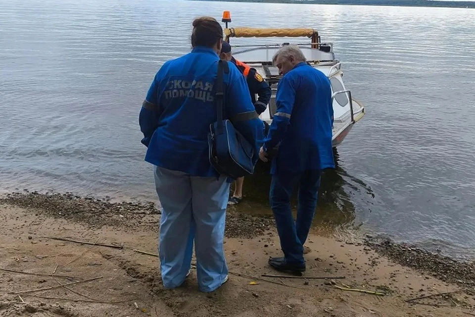 Пациентку пришлось везти на надувной лодке.