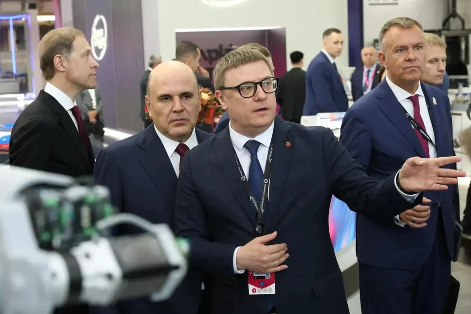Алексей Текслер и премьер Михаил Мишустин в челябинском павильоне «Иннопрома».