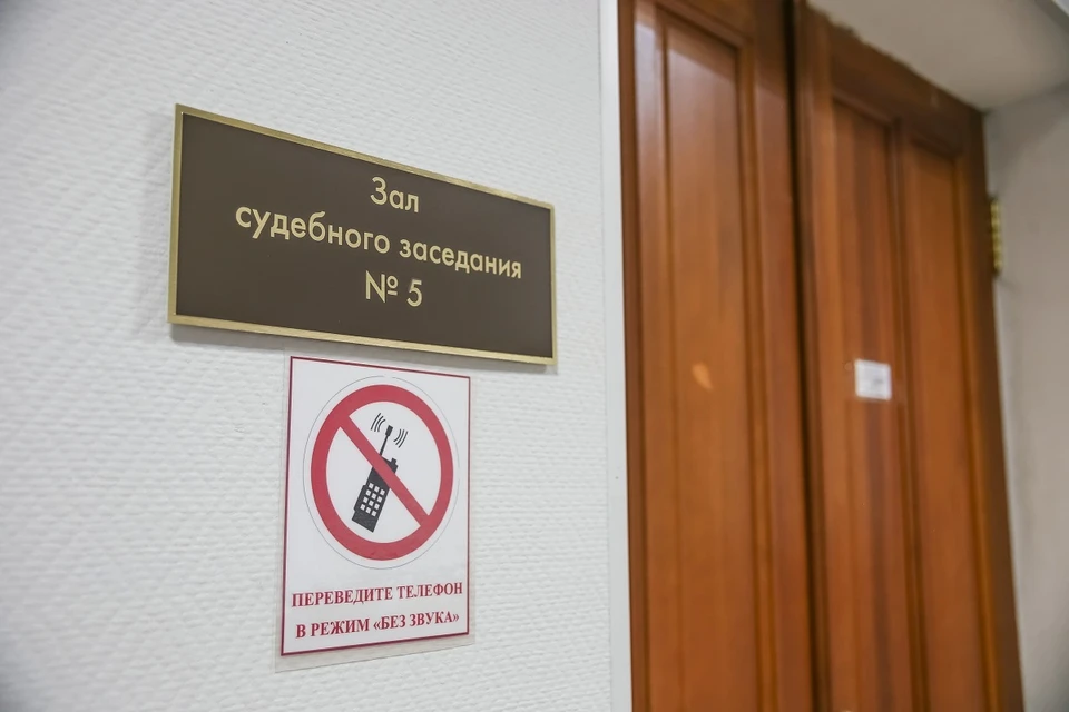 Сотрудник школы из Красноярска получил срок за надругательства над падчерицей