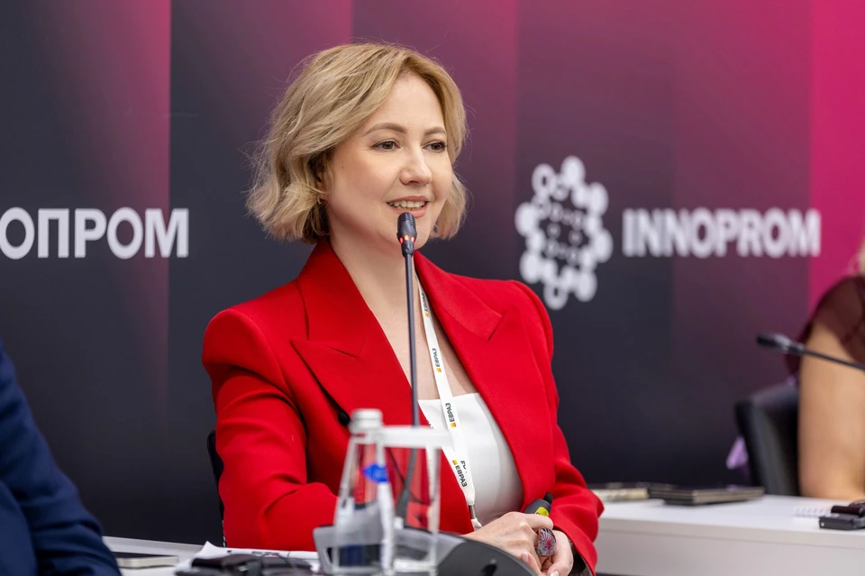 Вице-президент ЕВРАЗа по персоналу Елена Самсонова выступила на пленарной дискуссии в рамках «Иннопрома-2026». Фото: пресс-служба ЕВРАЗа
