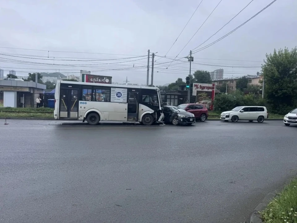 Предполагаемый виновник ДТП сам пострадал в аварии. Фото: пресс-служба УМВД России по Приморскому краю