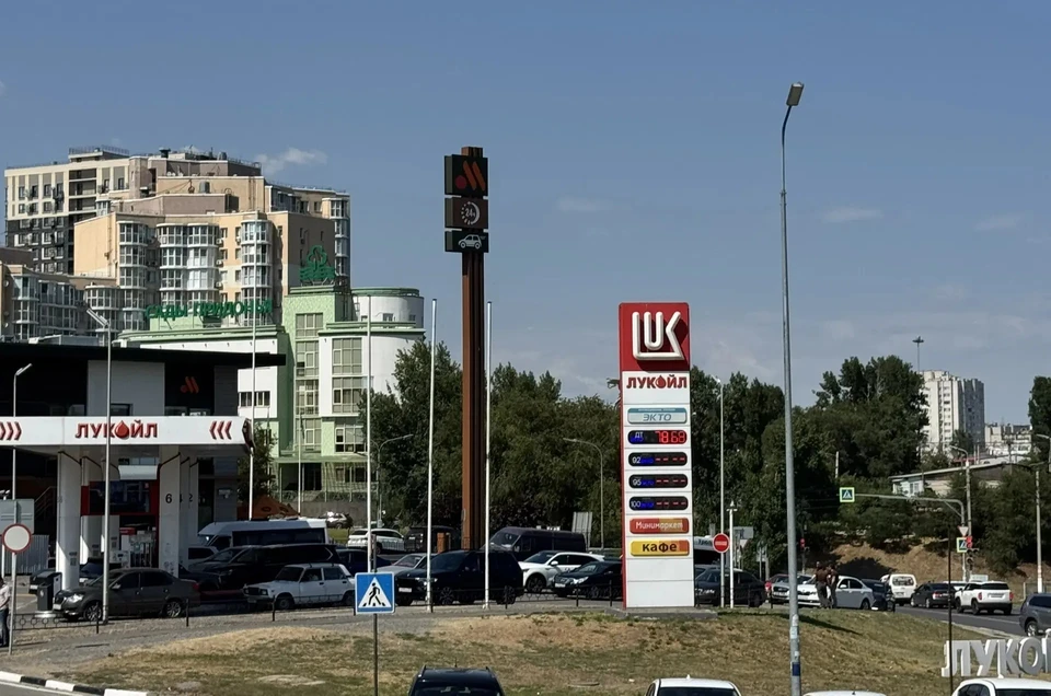 Бензина нет, а очередь стоит. Фото сделано на улице Пархоменко в обед 9 июля