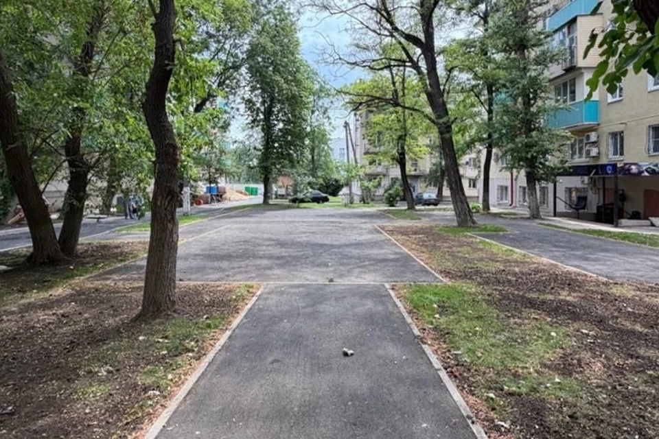 На проспекте Нахимова в Мариуполе благоустраивают двор. Фото: «РКС-НР»