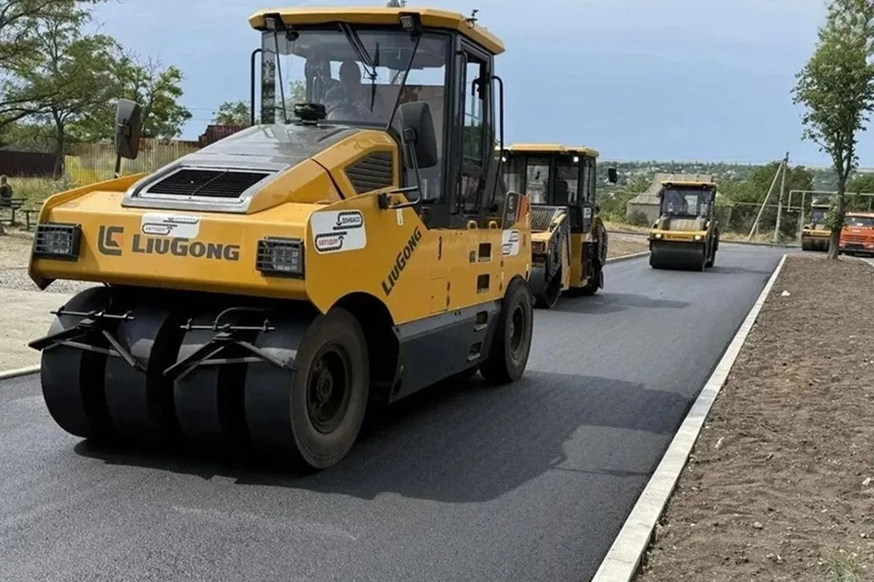В ДНР к нормативному состоянию привели уже более 110 километров дорог. Фото: ТГ/Бондаренко