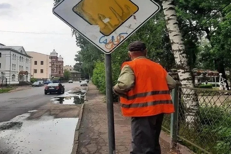 Знаки пришлось обновить. Фото: Дмитрий РУДАКОВ