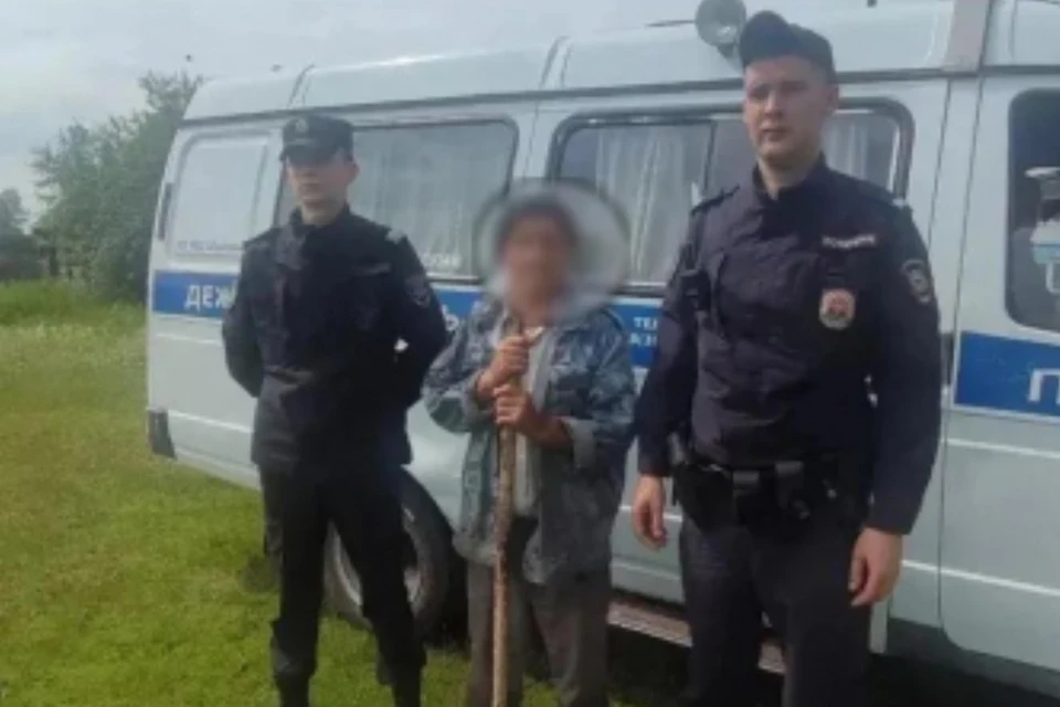 Заблудившегося в лесу слабовидящего дедушку спасли полицейские. Фото: ОМВД России по Абанскому округу.
