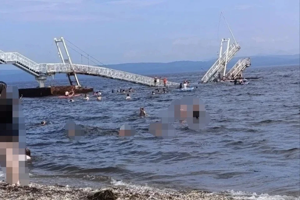 При обрушении моста пострадали четыре человека