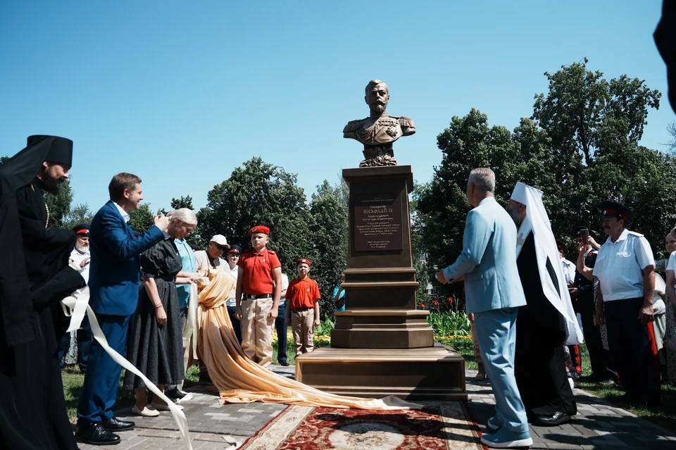 Под пение тропаря почетные гости сняли тканевый покров Фото: Екатерина Скоу