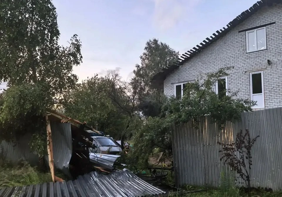 В Ярославле с дома многодетной семьи сорвало крышу.