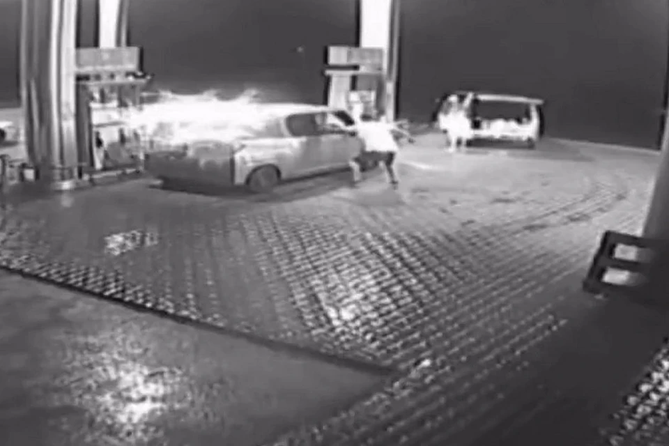 Мужчина разбил окно машины сибирячки. Фото: стоп-кадр с видео.